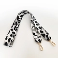 Detail eines grauen Ersatz-Taschenriemens mit Leopardenmuster und goldenen Karabinern - Langer Stil / Silbergrau