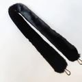 Detalle de correa de hombro de pelo sintético negro con mosquetones dorados - Estilo Largo / Negro