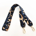 Detail eines breiten Schultergurts mit Leopardenmuster und goldenen Karabinerhaken - Langer Stil / Blau