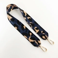 Detail eines breiten Schultergurts mit Leopardenmuster und goldenen Karabinerhaken - Kurzer Stil / Blau