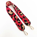 Detail eines roten Taschenriemens mit Leopardenmuster und goldenen Karabinern - Kurzer Stil / Rot