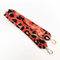 Detailansicht des Taschenriemens mit Leopardenmuster in Rot und Schwarz mit Goldkarabinern - Kurzer Stil / Orange