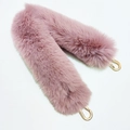 Correa de piel sintética rosa para bolso con ganchos dorados vista en un ángulo de 45 grados - Estilo Corto / Rosa