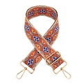 Detailaufnahme des geometrischen Ethno-Taschengurts mit goldenen Karabinerhaken - 4-Beige Orange