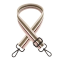Detalle de correa de lona a rayas de 3,8 cm con mosquetones de metal negro grueso - Rayas Crema Rosa Hebilla Gris Oscuro