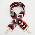 Détail de la bandoulière réglable de 5cm avec motifs géométriques rouge et gris - Blanc Gris Rouge (33)