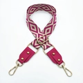 Détail de la bandoulière réglable tissée avec motifs losanges et rivets dorés - Base Beige Rose Fushia
