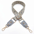 Détail de la bandoulière épaisse tissée à motifs de losanges avec mousquetons dorés brillants - Base Beige Gris