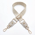 Détail macro de la bandoulière jacquard avec cuir gris et boucles dorées chic - Gris Clair Beige