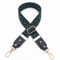 Détail d'une bandoulière jacquard géométrique vert et noir avec mousquetons dorés - Noir Vert Foncé