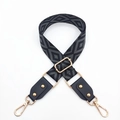Détail de la bandoulière réglable à motifs géométriques avec rivets dorés et clips - Base Noir Gris & Noir