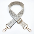 Tracolla regolabile con ricamo geometrico e ganci in metallo dorato su fondo bianco - Grigio Beige