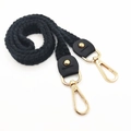 Dettaglio della tracolla nera in maglia a mano con moschettoni dorati e inserti in pelle - Nero 100cm