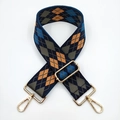 Détail macro de la bandoulière tissée à losanges bleu marine avec mousquetons dorés - Losange Bleu