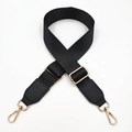 Détail de la bandoulière réglable en nylon noir avec crochets dorés et finitions en cuir - Noir