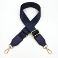 Détail de la sangle de sac en nylon marine avec mousquetons dorés et cuir renforcé - Bleu foncé