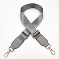 Détail de la bandoulière réglable en nylon gris avec boucle et mousquetons en métal doré pâle - Gris clair