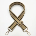Detail eines verstellbaren Khaki-Canvas-Taschenriemens mit schwarzen Streifen und Goldmetall - Khaki Dunkelgrau