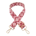 Dettaglio della tracolla a trama geometrica rosa con fibbie in metallo dorato regolabili - Base Beige Rosa Rosso