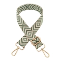 Dettaglio tracolla larga intrecciata verde e beige con motivi e chiusura in oro lucido - Verde Matcha su Beige