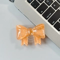 Dettaglio di un supporto per telefono a fiocco glitter arancione con base retrattile - Impugnatura con Fiocco Grande-Glitter a Pois-Arancione