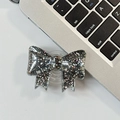 Dettaglio dell'impugnatura per telefono a fiocco nero con glitter e paillettes lucide - Impugnatura con Fiocco Grande-Glitter a Pois-Nero