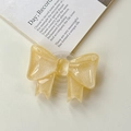 Dettaglio macro dell'impugnatura per telefono a fiocco con glitter dorati e resina - Supporto a Fiocco Grande - Giallo Bagliore di Nuvola