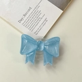 Dettaglio dell'impugnatura per telefono a fiocco glitterato blu chiaro lucido - Supporto a Fiocco Grande - Blu Bagliore di Nuvola