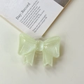 Dettaglio del supporto per telefono a fiocco in resina verde chiaro con glitter argento - Supporto a Fiocco Grande - Verde Chiaro Bagliore di Nuvola