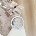 Dettaglio del supporto per telefono a forma di orso con cristalli e scritta Gift For You - Orsetto Magnetico con Strass Completi / Bianco