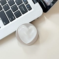 Detail van witte 3D hartvormige telefoonhouder met parelafwerking en zilveren voet - Mat Glinsterend Wit