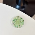 Gros plan détaillé du support de téléphone à paillettes vertes avec un motif d'ours 3D - Support Colle Goutte - Ours Vert