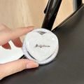 Dettaglio del supporto MagSafe a cuore glitterato con logo Luckyhorse e bordo perlato - Cuore Stereo - Glitter Bianco / Stile Magnetico di Perle
