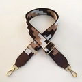 Détail d'une bandoulière tissée réglable avec motif géométrique marron et beige - Café + Cuir Café