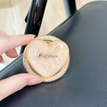 Dettaglio macro del supporto magnetico a cuore con glitter e logo Luckyhorse inciso - Cuore Stereo - Glitter Arancione / Stile Magnetico di Perle