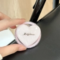 Dettaglio del supporto Magsafe a cuore rosa con glitter e scritta Luckyhorse - Cuore Stereo - Glitter Rosa / Stile Magnetico di Perle