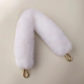 Detalle del asa de bolso de piel sintética blanca con mosquetones metálicos dorados - Blanco