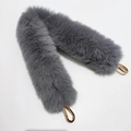 Bandoulière en fausse fourrure de lapin grise avec fermoirs mousquetons dorés - Gris clair