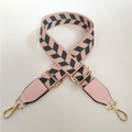 Detalle de correa ajustable tejida en rosa y gris con herrajes metálicos en tono dorado - Rosa
