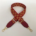 Detalle de correa tejida roja y dorada con hebilla ajustable dorada y puntas de cuero - Burdeos