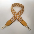 Correa ajustable con patrón geométrico amarillo y blanco con mosquetones dorados - Cuadros Amarillo Beige + Cuero Amarillo