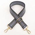 Dettaglio della tracolla larga regolabile con motivi geometrici viola e blu - Motivo Geometrico Blu Viola (#1) / Hardware Argentato