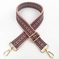Dettaglio della tracolla regolabile da 3,8 cm con motivi geometrici ricamati e ganci - Motivo Geometrico Rosa Verde (#2) / Hardware Argentato