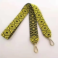 Détail de la bandoulière tissée ethnique avec crochets pivotants en métal doré - Style Long / Jaune