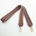 Détail d'une bandoulière brodée de 3,8 cm avec motif à chevrons et crochets dorés - Style 3 Long