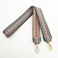 Dettaglio tracolla ricamata larga 3,8 cm con motivo chevron e moschettoni dorati - Chiusura in Argento / Colore #4 Lungo