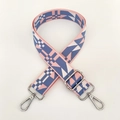 Dettaglio della tracolla jacquard colorata con moschettoni in metallo argento - Rosa Blu Fibbia Argento