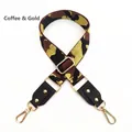 Detail eines verstellbaren Camouflage-Taschengurts mit Kaffee- und Gold-Metallicfäden - Kaffee & Gold Metallic