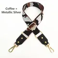 Detail von Taschenriemen mit Leoparden-Camo-Muster in Kaffee-Silber und Gold-Hardware - Kaffee & Silber Metallic