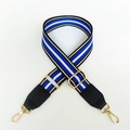 Détail de la sangle en nylon rayé bleu et blanc avec attaches dorées et cuir noir - Rayures Bleu Roi Blanc